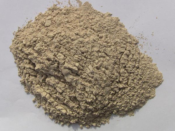 礬土性質(zhì) 礬土主要成分是氧化鋁，為煉鋁和耐火材料的主要原料。白色或灰白色，因含鐵而呈褐黃或淺紅色。密度3.45g/cm3，硬度1～3，不透明，質(zhì)脆。極難熔化，不溶于水，能溶于硫酸、氫氧化鈉溶液。 地區(qū)分布 中國鋁土礦資源比較豐富，在全國18個省、自治區(qū)、直轄市已查明鋁土礦產(chǎn)地205處，其中大型產(chǎn)地72處（不包括臺灣），主要分布在山西、山東、河北、河南、貴州、四川、廣西、遼寧、湖南等地。 投資前景 1.可用于煉鋁工業(yè)。用于國防、航空、汽車、電器、化工、日常生活用品等。 2.可用于精密鑄造。礬土熟料加工成細(xì)粉做成鑄模后精鑄。用于軍工、航天、通訊、儀表、機(jī)械及醫(yī)療器械部門。 3.可用于耐火制品。高鋁礬土熟料耐火度高達(dá)1780℃，化學(xué)穩(wěn)定性強(qiáng)、物理性能良好。 4.硅酸鋁耐火纖維。用于鋼鐵、有色冶金、電子、石油、化工、宇航、原子能、國防等多種工業(yè)，消防人員可用耐火纖維布做成衣服。 5.制造礬土水泥、研磨材料、陶瓷工業(yè)以及化學(xué)工業(yè)可制鋁的各種化合物。 鋁礬土磨粉制備 鋁礬土粉是選用煅燒過的熟鋁礬土礦石用雷蒙磨加工制成的細(xì)粉，粒度通常為100目-325目，在耐火材料行業(yè)得到了廣泛的應(yīng)用。通常加工的流程為先經(jīng)顎式破碎機(jī)進(jìn)行破碎，然后篩分進(jìn)入鋁礬土雷蒙磨或鋁礬土超細(xì)磨粉機(jī)中，進(jìn)行鋁礬土粉制備，使其應(yīng)用更加廣泛。