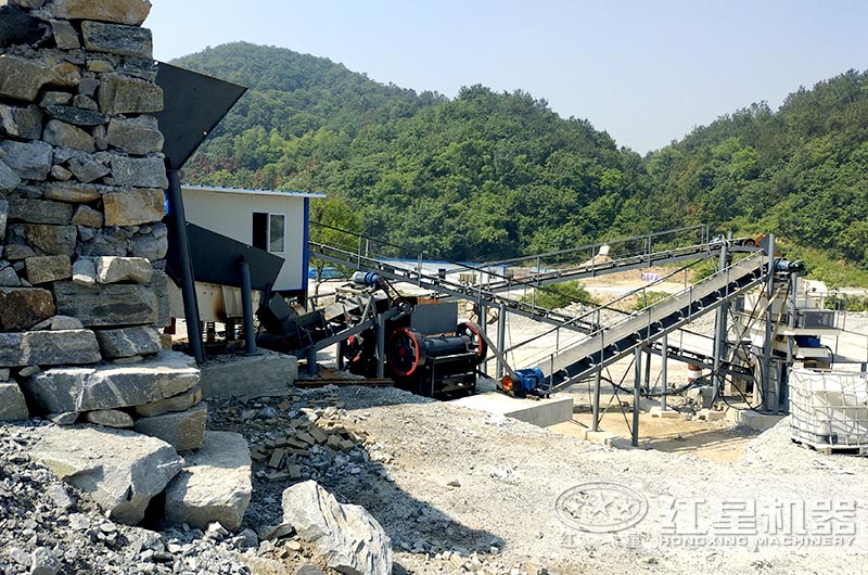 顎式細(xì)破碎機(jī)破碎現(xiàn)場(chǎng)，搭配制砂機(jī)使用